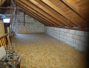 Zateplení stropu rodinného domu pomocí foukané izolace